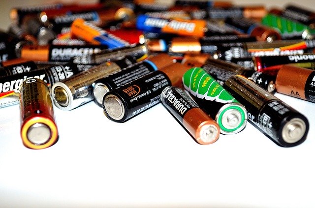 hromada tužkových baterií