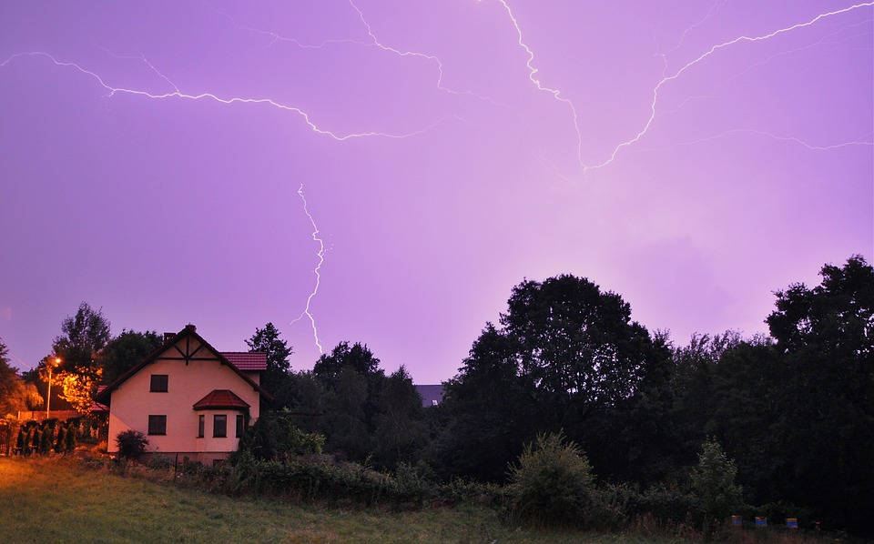 bouřka nad domem